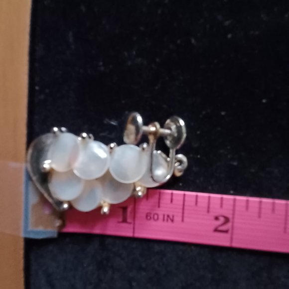Vintage Mother of Pearl screwback earrings - Picture 5 of 6